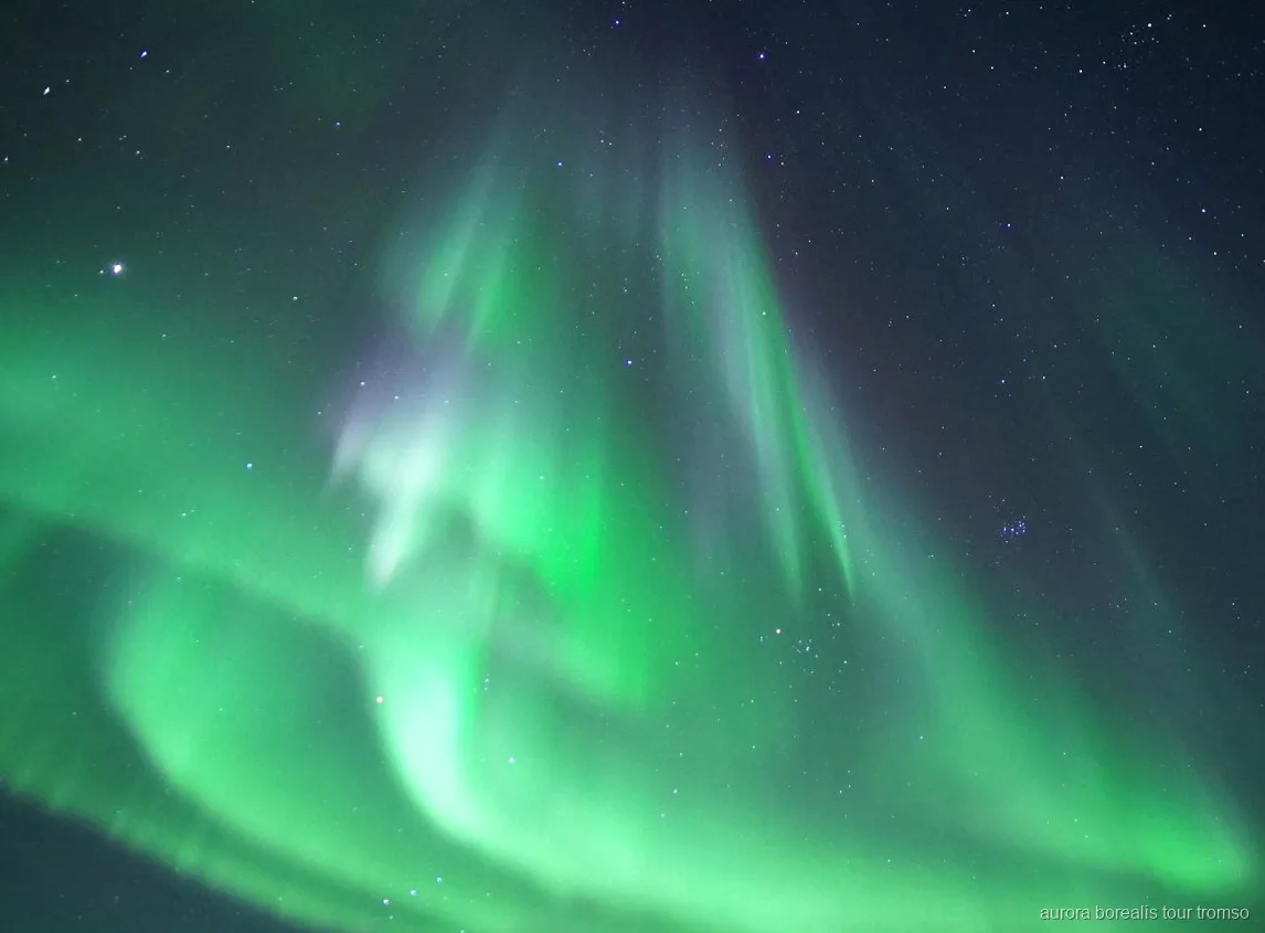 Varm indendørs kahyt på Tromsøs aften nordlys krydstogtbåd