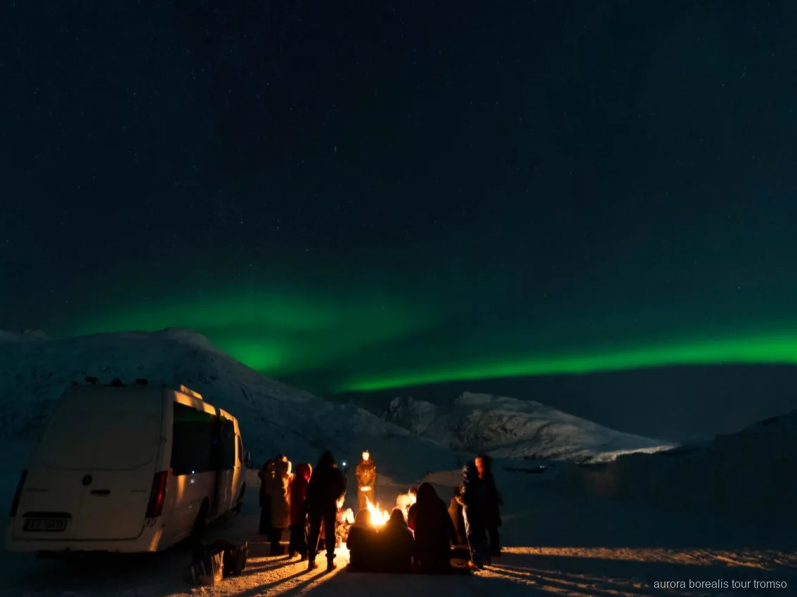 Autobús amb sostre de vidre utilitzat en el tour amb sopar d'aurores boreals de Tromsø