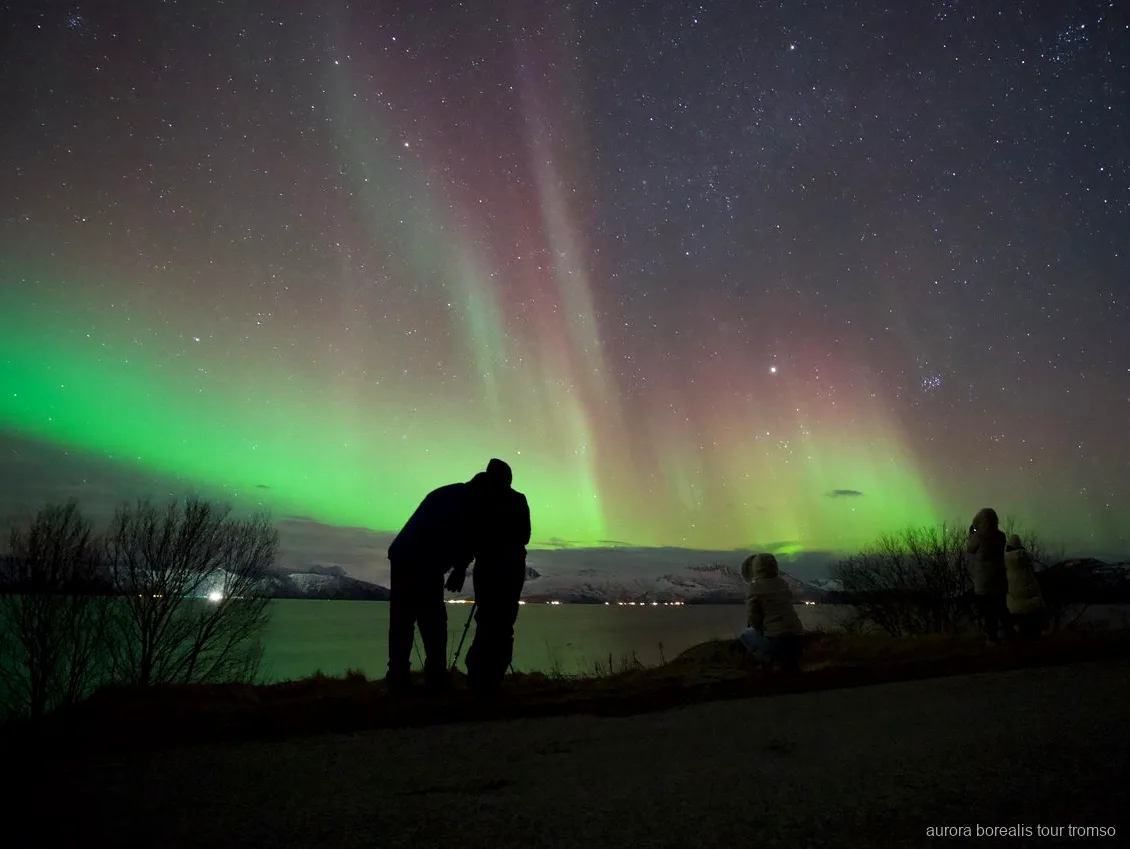 Autocarro aquecido usado na caça ilimitada de aurora boreal de Tromso