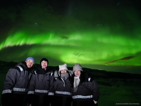 Acampamento com fogueira montado durante uma noite de caça de aurora boreal em Tromso