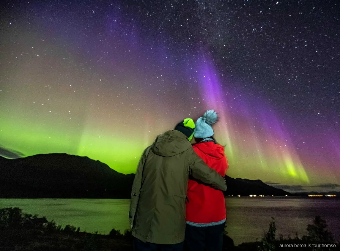 Guia fent un retrat als participants durant la cacera d'aurores boreals en grup reduït de Tromsø