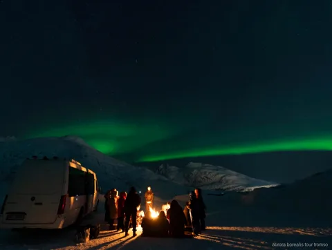 Tromso kuzey ışıkları yemekli turunda kullanılan camlı çatılı otobüs