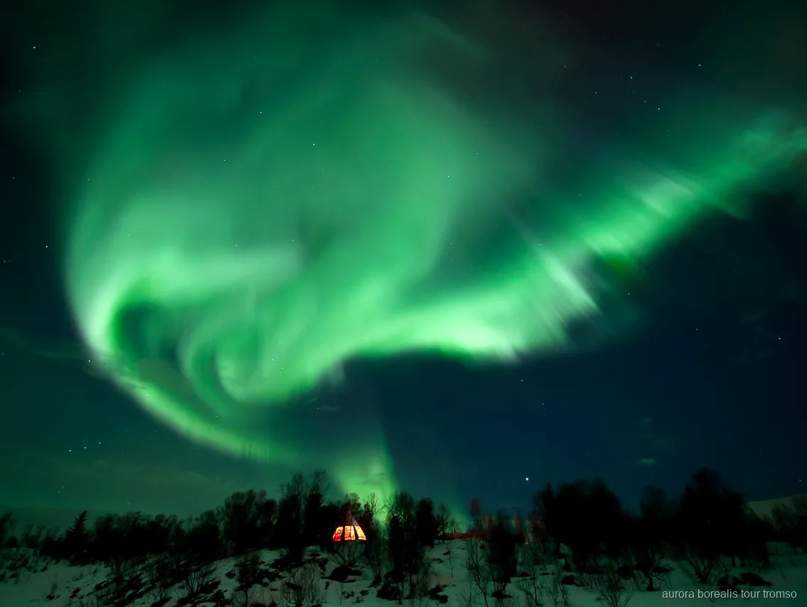 Lavvo tradizionale usato al campo husky per l'aurora boreale a Tromsø