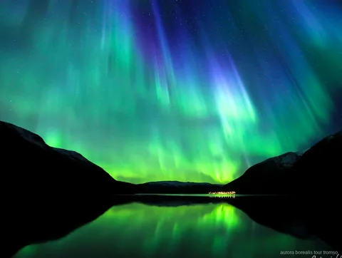 Minibús de grupo reducido en la caza de auroras boreales de Tromsø de noche