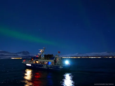 Vaixell del creuer nocturn d'aurores boreals sortint del moll de Tromsø