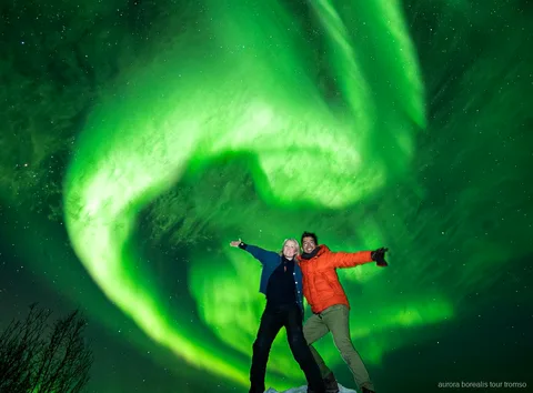 Gruppo dell'escursione familiare in minibus che osserva l'aurora boreale vicino a Tromsø