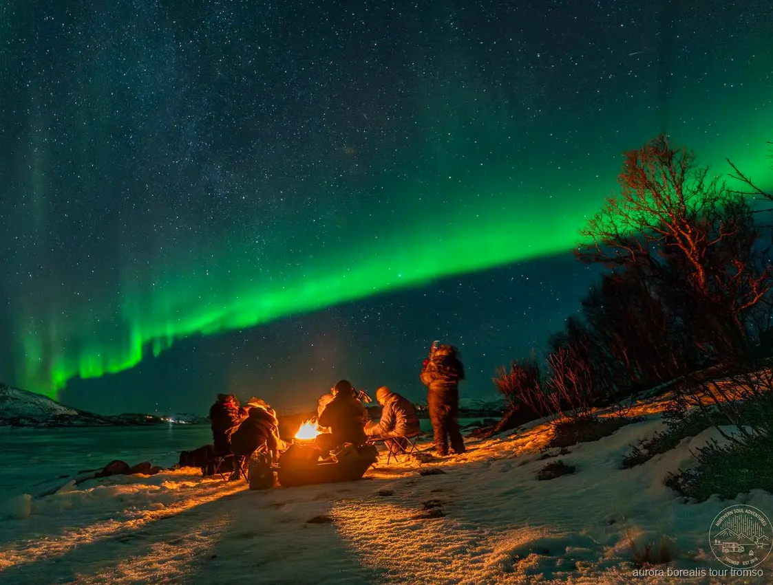 Trépied installé pour photographier l'aurore boréale près de Tromsø