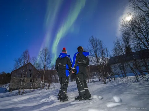 Nordlichter vom Basislager der Tromsø Glasdach-Bus-Tour aus gesehen