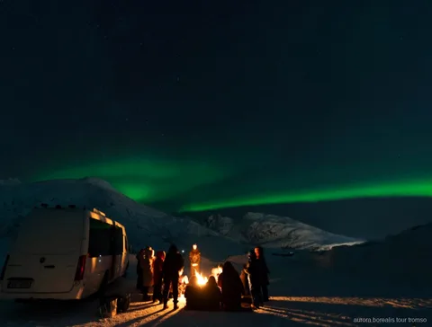 Bus met glazen dak gebruikt voor de Tromso noorderlicht dinertour