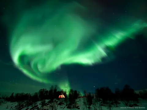 Traditionele lavvo gebruikt bij het Tromso hondensleekamp voor noorderlicht