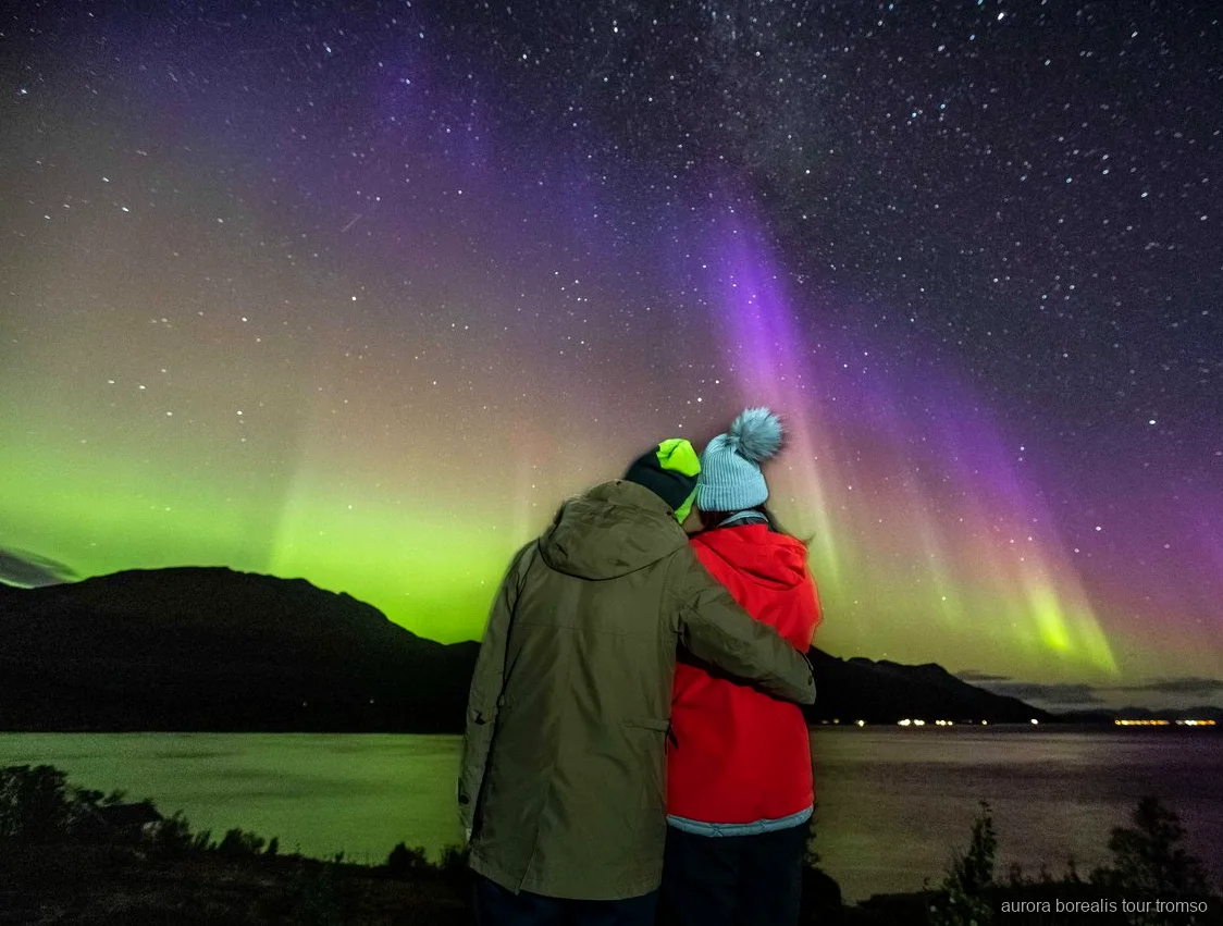 Gids maakt een portret van gasten tijdens de Tromso kleine groep noorderlichtjacht