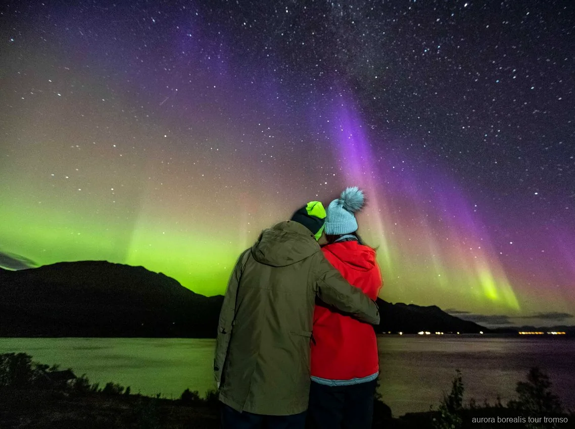 Guide macht ein Portrait der Gäste während der Tromsø Kleingruppenjagd