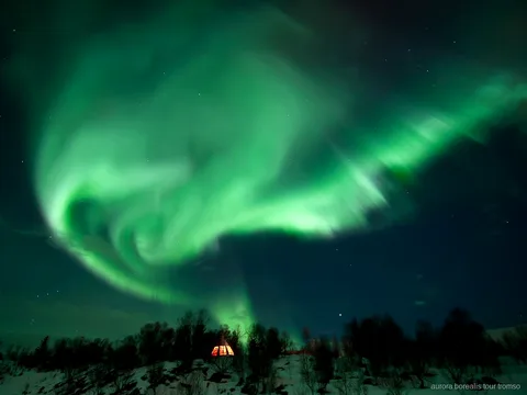 Tromso husky kampı kuzey ışıkları turunda kullanılan geleneksel lavvo