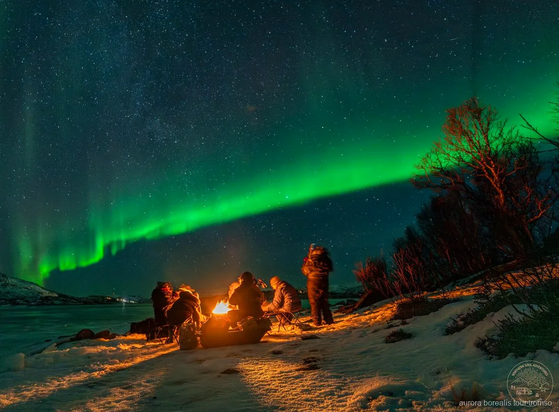 Stativ sat op til nordlysfotografering nær Tromsø
