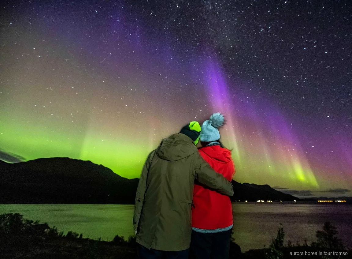 Guida che scatta un ritratto degli ospiti durante la caccia in piccolo gruppo a Tromsø