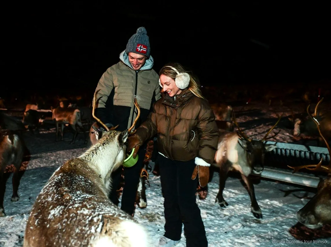 Sami-gids voert een joik uit bij het vuur nabij Tromso