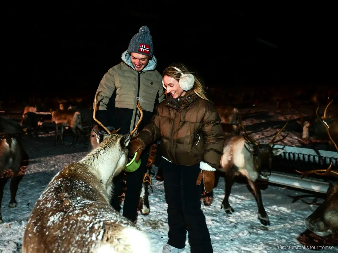 Sami-guide fremfører en joik ved bålet nær Tromsø