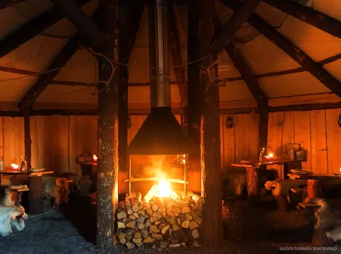 Traditionelles Sami-Dinner in einer Lavvu nahe Tromsø serviert