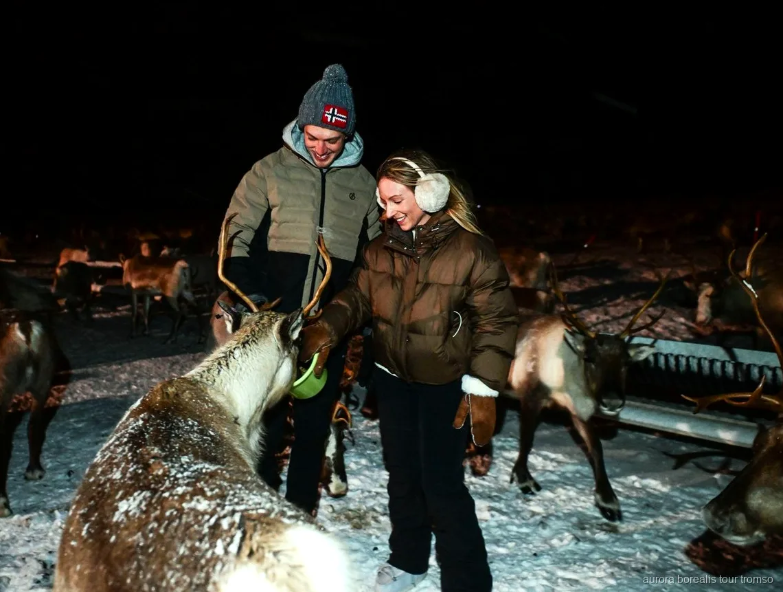 Guida sami che esegue un joik attorno al fuoco vicino a Tromsø