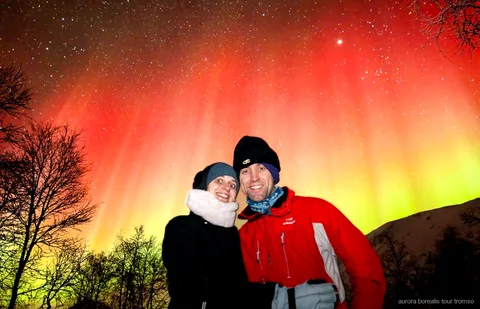 Aurora boreal sobre uma paisagem ártica perto de Tromso