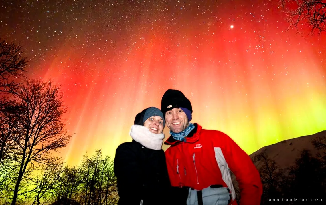 Aurora boreal sobre un paisaje ártico cerca de Tromsø