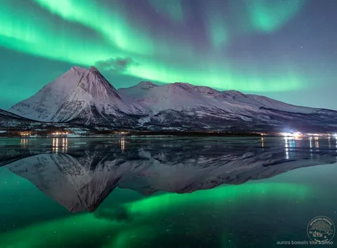 Fotografa che insegna le impostazioni per la fotografia dell'aurora boreale sul tour a Tromsø
