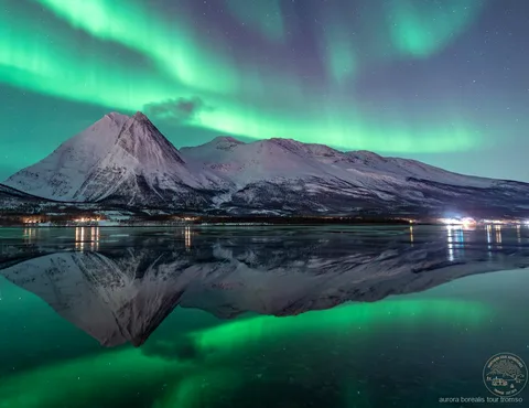 Fotógrafo enseñando ajustes de cámara para auroras boreales en Tromsø