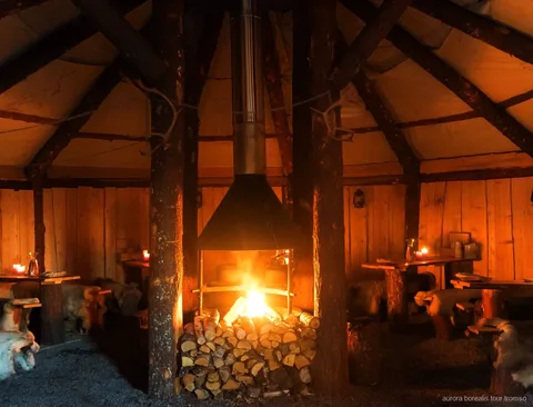 Dîner sami traditionnel servi dans un lavvu près de Tromsø