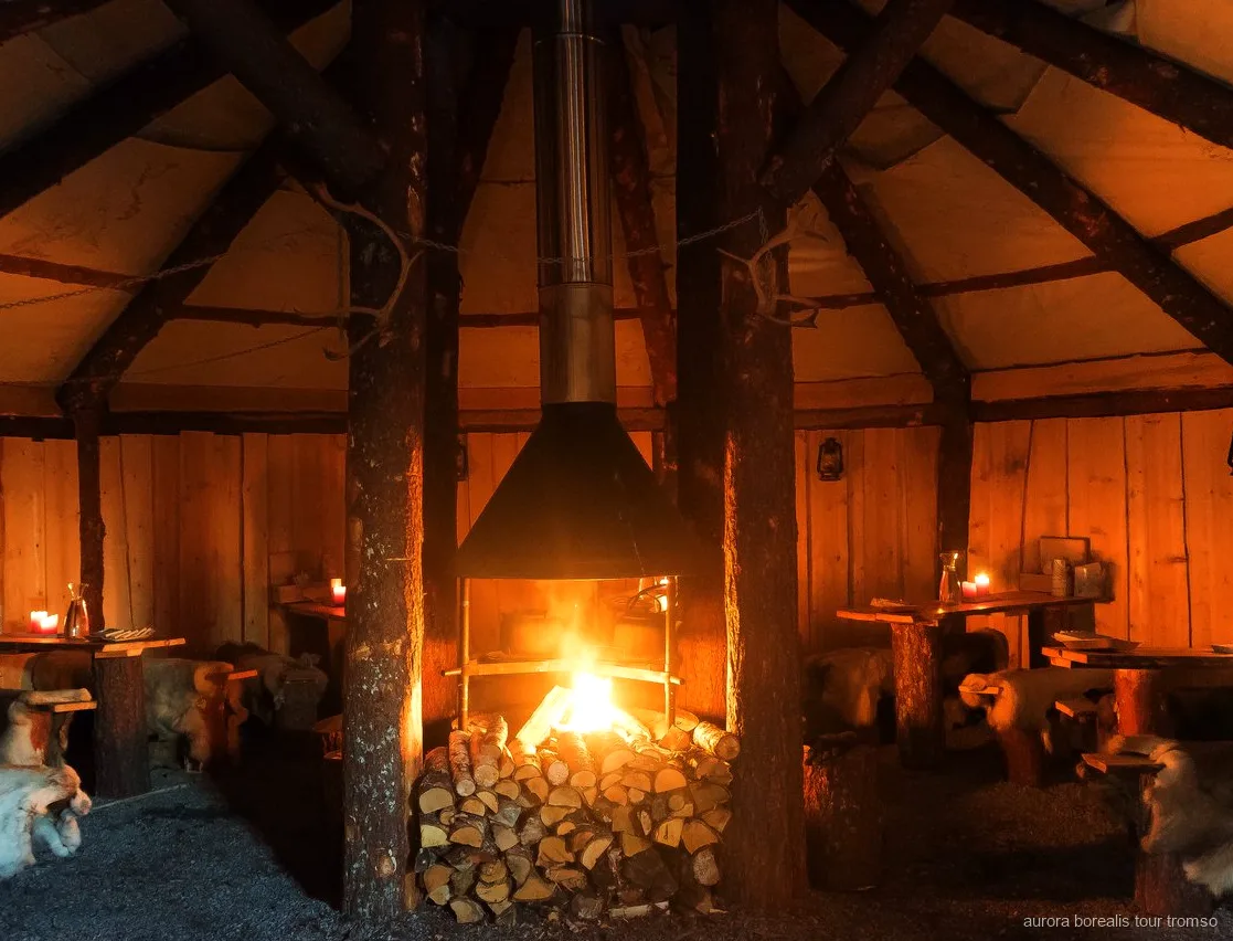 Dîner sami traditionnel servi dans un lavvu près de Tromsø