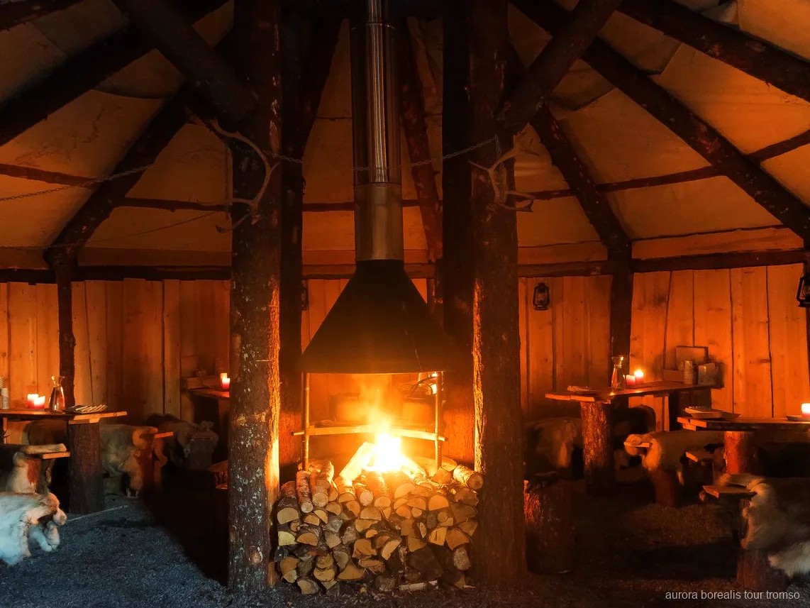 Jantar sami tradicional servido dentro de uma lavvu perto de Tromso