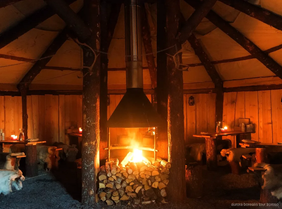 Sopar sami tradicional servit dins d'una lavvu a prop de Tromsø