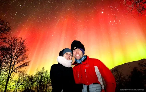 Zorza polarna nad arktycznym krajobrazem w pobliżu Tromso